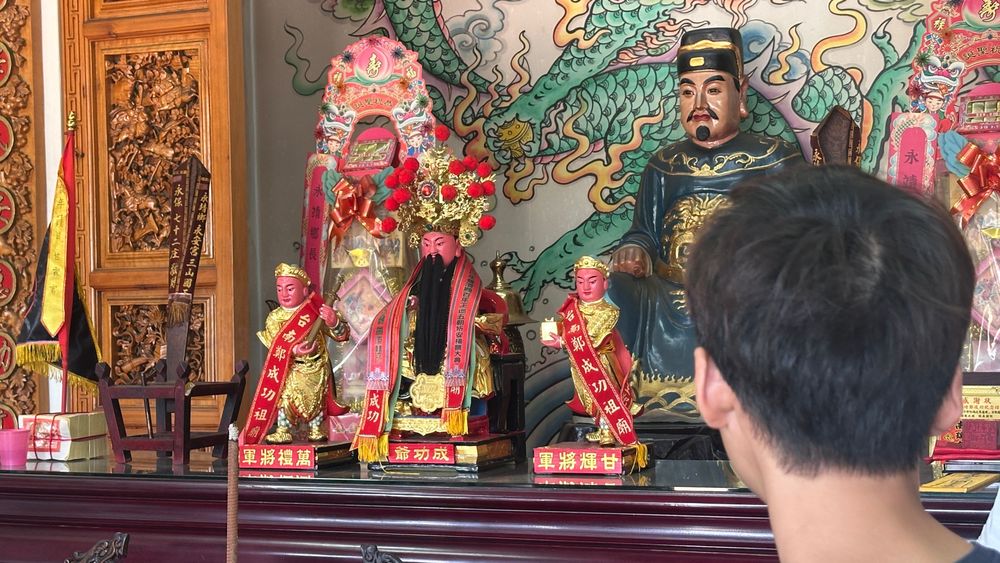 紀念館內鄭成功塑像採用典型的綠袍設計（照片提供者：胡其瑞 / 拍攝日期：2025/11/08）