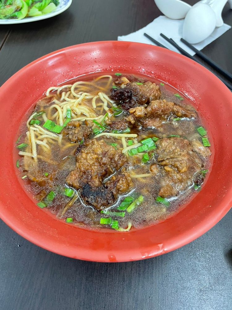 永靖肉羹的排骨酥麵用料大方，可以吃到許多的排骨酥，調味較重，加入許多蔥蒜調味（照片提供者：洪子晴 / 拍攝日期：2025/11/08）