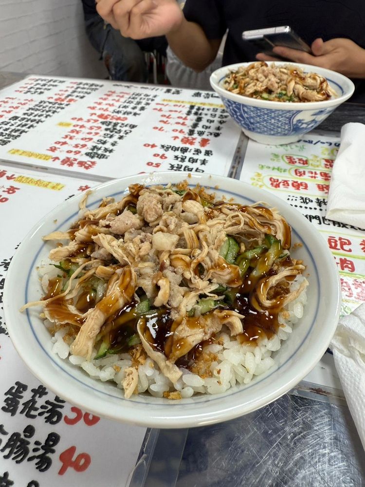 老東門雞肉飯，與其他地方不同的是，上面有許多黃瓜，吃起來非常清爽（照片提供者：黃彥霖 / 拍攝日期：2025/11/08）