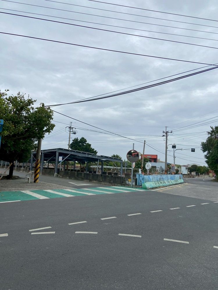 背對國聖宮向東望，可見水圳與橋梁景觀。（照片提供者：吳政緯 / 拍攝日期：2025/11/30）