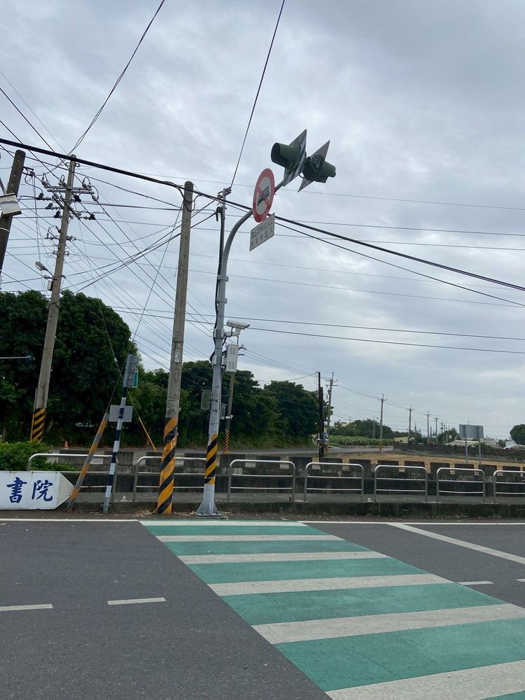 背對國聖宮向東南望，可見莿仔埤圳第二放水路。（照片提供者：吳政緯 / 拍攝日期：2025/11/30）