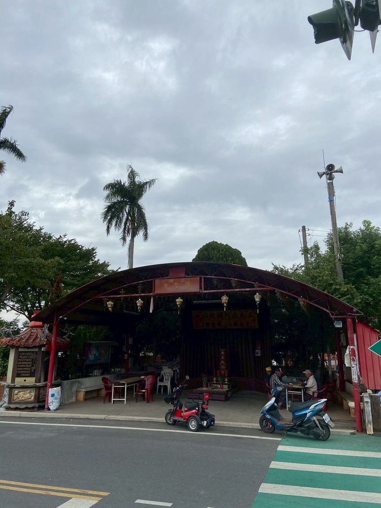 國聖宮正門對向所拍攝之建築外觀全景。（照片提供者：吳政緯 / 拍攝日期：2025/11/30）
