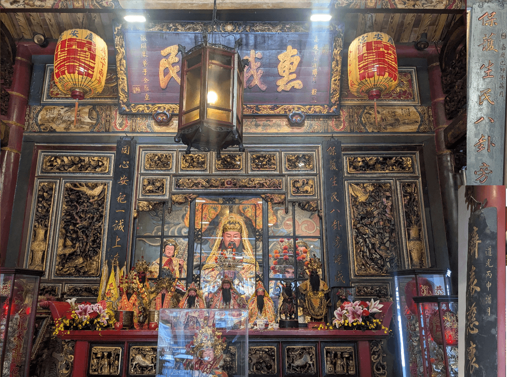 保生大帝像與左右分祀趙元帥、康元帥像。（照片提供者：歷史所李華彥、余芷昀）