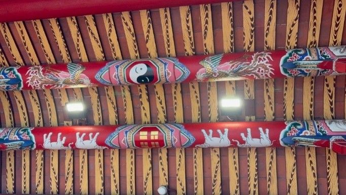 戲臺脊樑裝飾的無極概念。（照片提供者：英語系碩士班巫宜臻、特教系碩士班林承逸）
