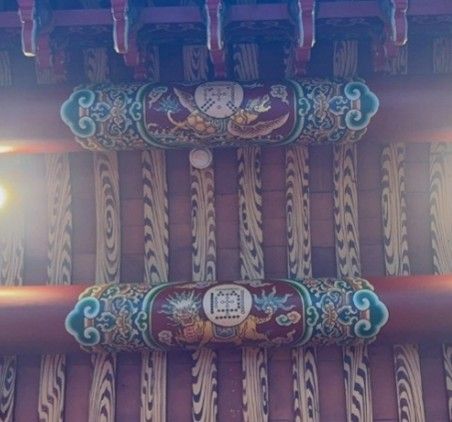 正殿橫樑之河圖洛書。（照片提供者：英語系碩士班巫宜臻、特教系碩士班林承逸）