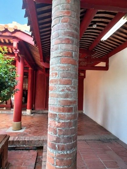 後殿圓形磚柱。（照片提供者：國文系黃靖捷、林鼎盛 運動系鄭博鍹）