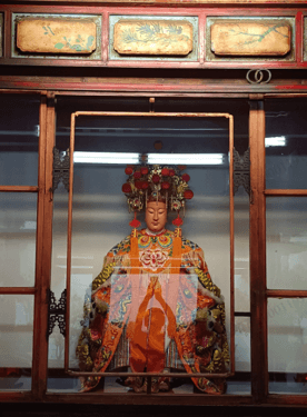 開漳聖王夫人像。（照片提供者：國文系黃靖捷、林鼎盛 運動系鄭博鍹）