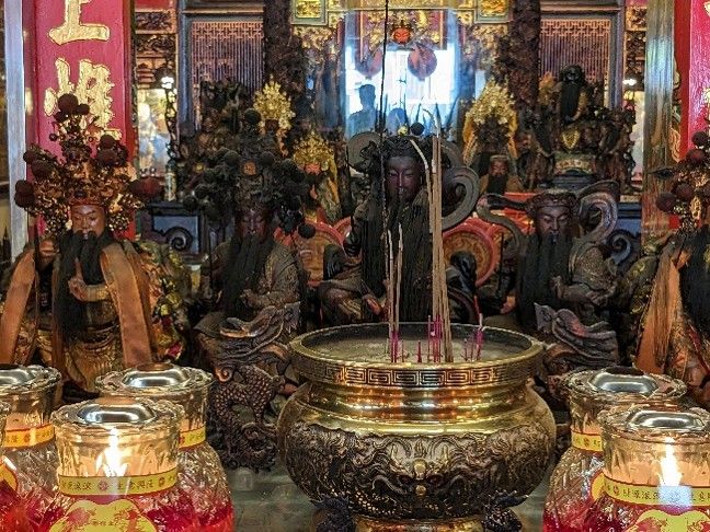 正龕數尊玄天上帝像。（照片提供者：英語系陳鈺欣、王苡臻、魯姵廷）