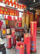 鼎香大爐與巨燭。（照片提供者：英語系陳鈺欣、王苡臻、魯姵廷）
