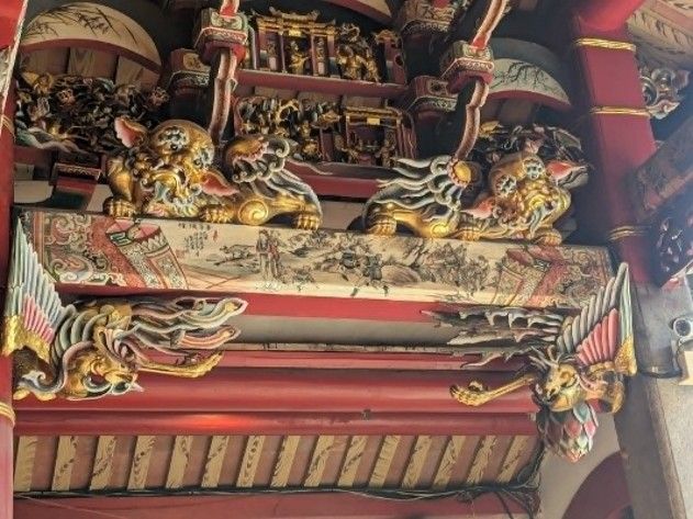 正殿內四點金柱橫樑上的鰲魚木雕。（照片提供者：歷史所李華彥、余芷昀）