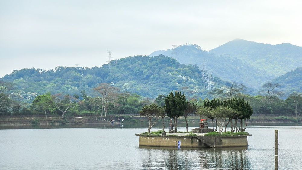 從新福圳，遠眺草嶺山照片拍攝者：洪光君 / 拍攝日期：2021/4/6