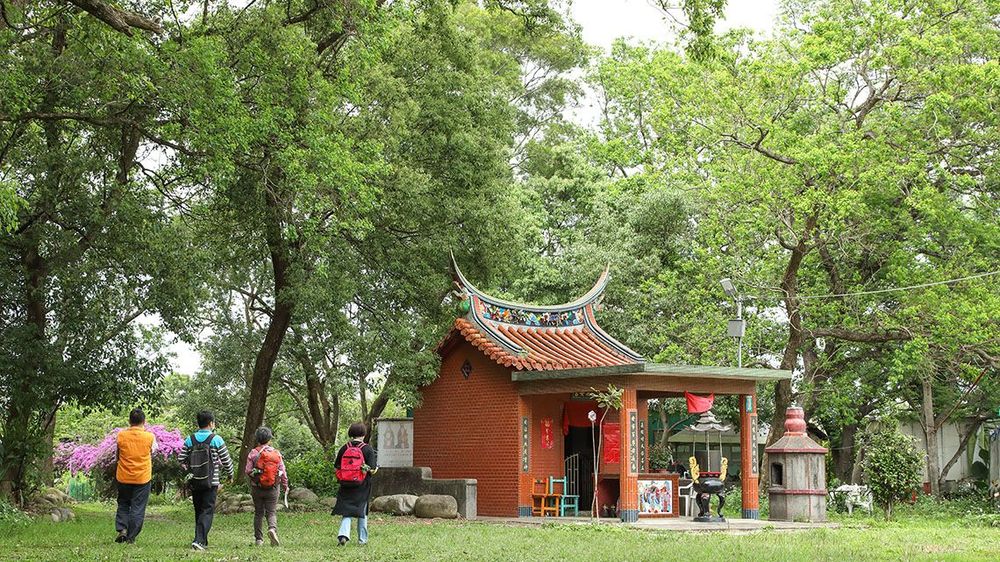 綠意盎然裡的土地公廟。照片拍攝者：洪光君 / 拍攝日期：2021/4/6