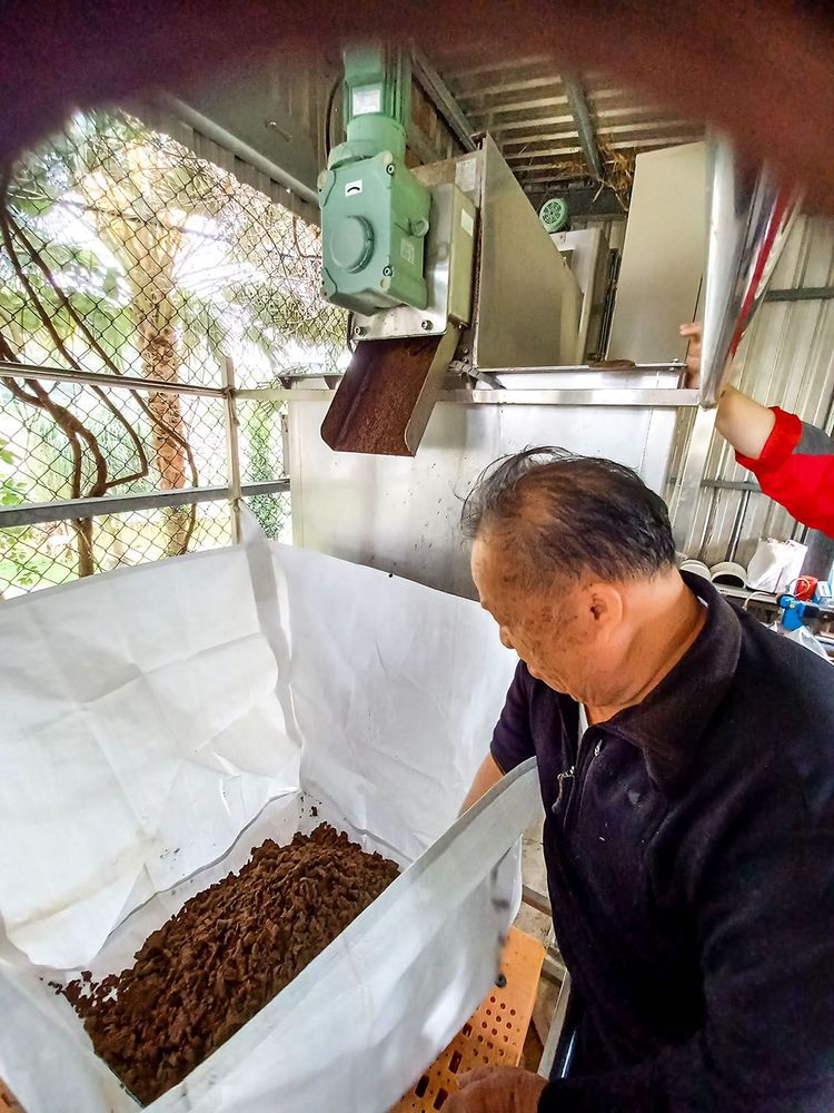 老闆導覽製作過程。照片拍攝者：黃君琪／拍攝日期：2022/3/6