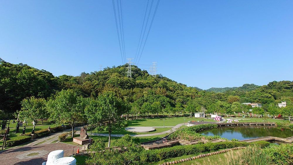 慈湖橋上眺望草嶺山。照片拍攝者：洪光君 / 拍攝日期：2021/4/6