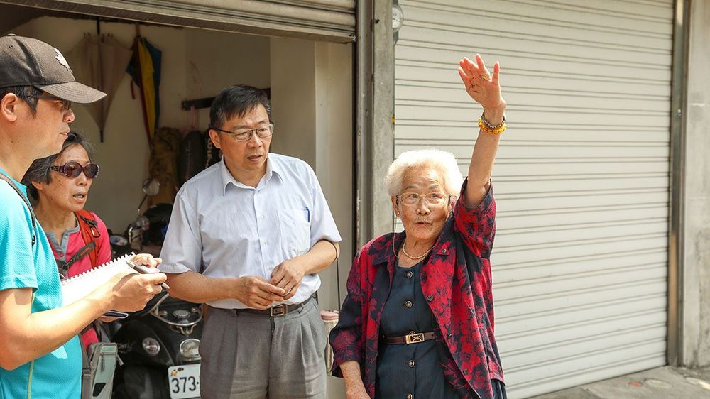 當地耆老訴說石頭城(通議第)當年圍牆的高壯照片拍攝者：洪光君 / 拍攝日期：2021/4/12
