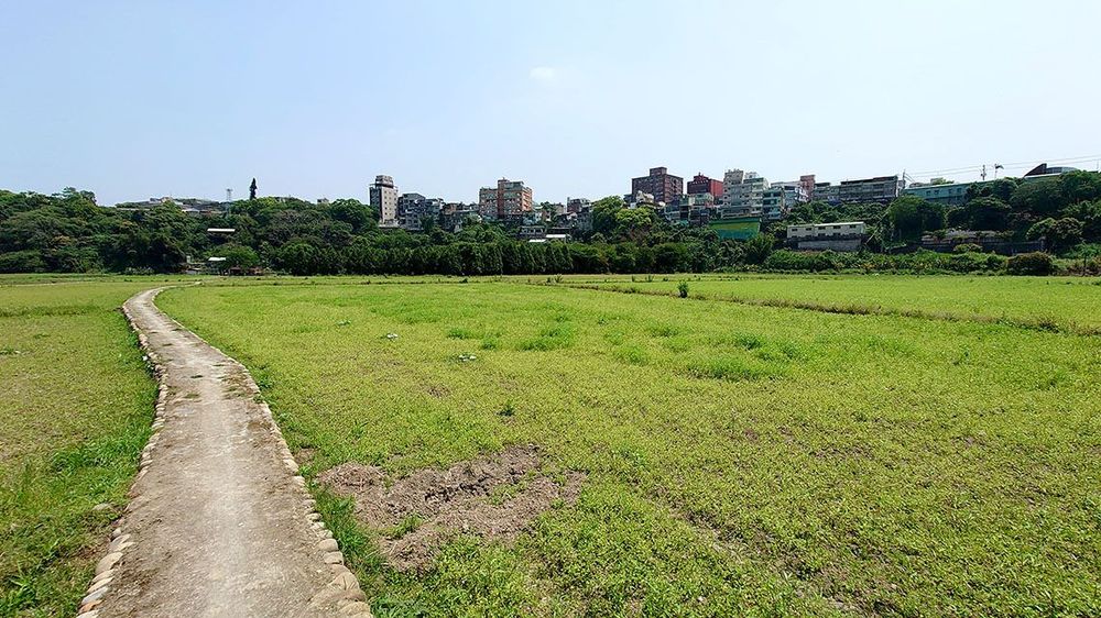 從順時埔下厝望向二層(河階地形)照片拍攝者：洪光君 / 拍攝日期：2021/4/12