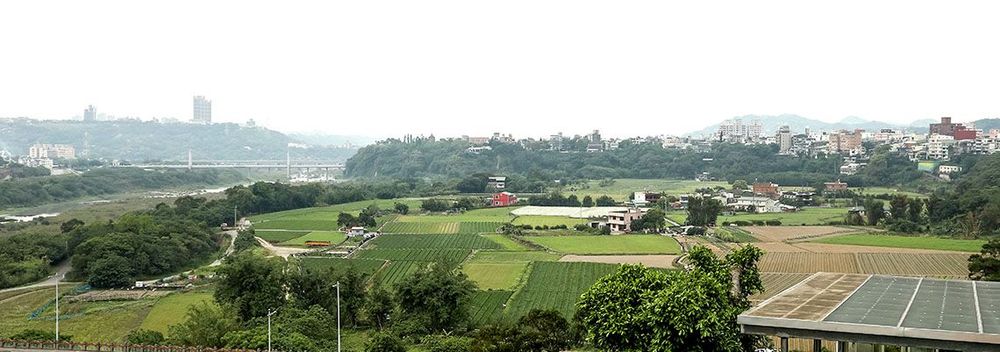 從蓮座山觀音寺，遠眺順時埔的田園景象。照片拍攝者：洪光君 / 拍攝日期：2021/4/15