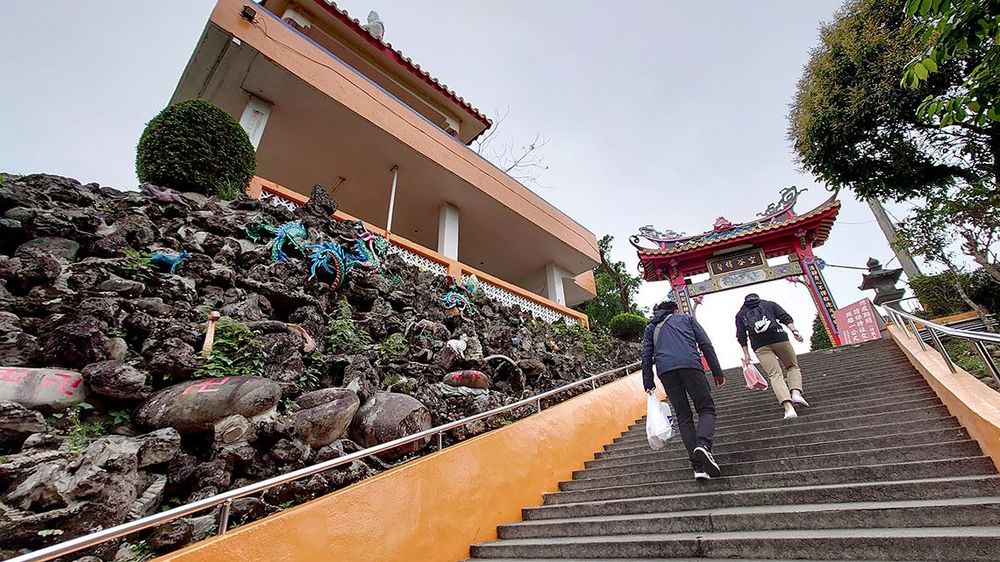 蓮座山觀音寺入口階梯照片拍攝者：洪光君 / 拍攝日期：2021/4/15