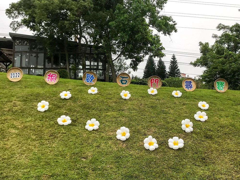 會館停車場旁的草地。照片拍攝者：方文樹／拍攝日期：2022/04/30