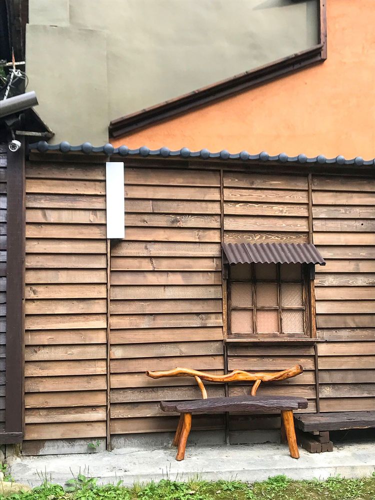 二坪秘境─茶屋旁往美座椅。照片拍攝者：方文樹 / 拍攝日期：2022/04/13