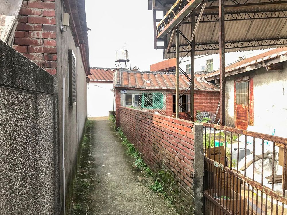 左邊上有人居住，右邊已人去樓空。照片拍攝者：方文樹／拍攝日期：2022/3/16