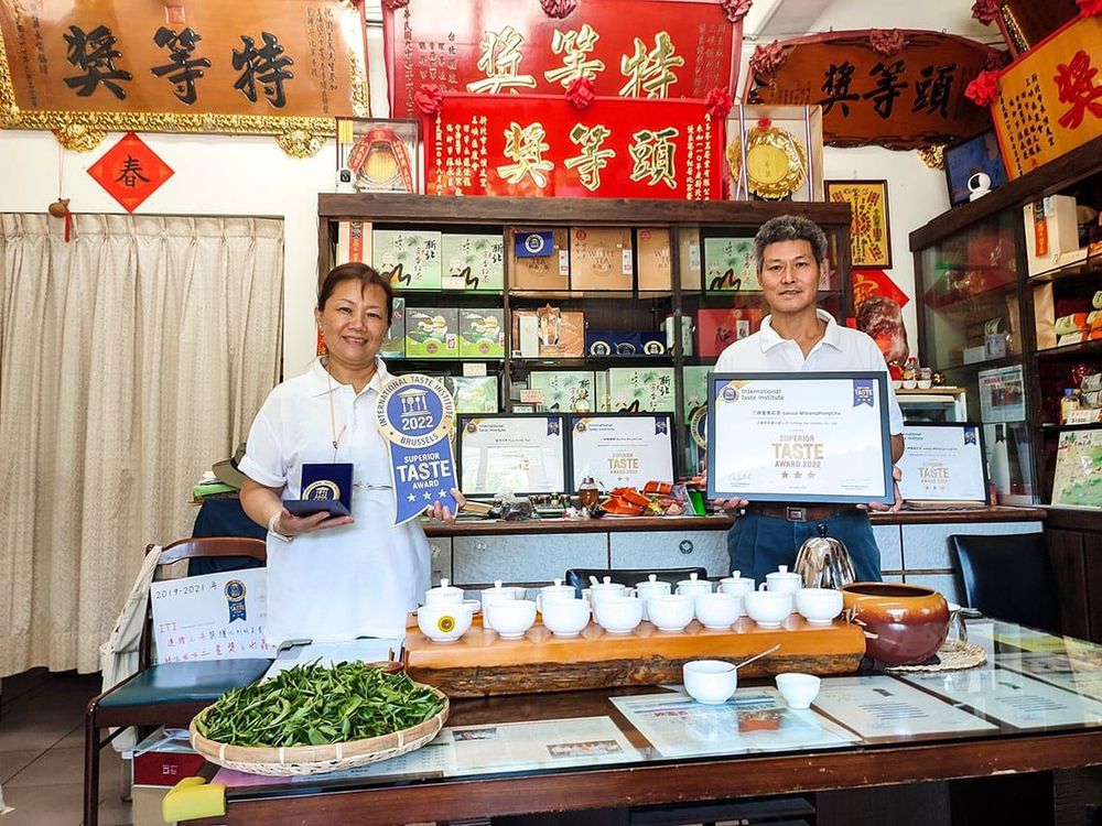 周老闆賢伉儷一起展示這些年獲得iTQi大獎的榮耀。照片拍攝者：三峽學教師社群 / 拍攝日期：2022/07/24