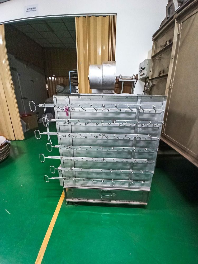 製茶廠的乙種乾燥機一層一層將茶葉往下攤平進行烘乾。照片拍攝者：三峽學教師社群 / 拍攝日期：2022/07/24