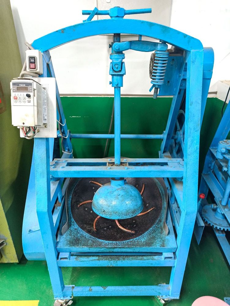 製茶廠的望月型揉捻機還加入上老闆製茶的小撇步。照片拍攝者：三峽學教師社群 / 拍攝日期：2022/07/24