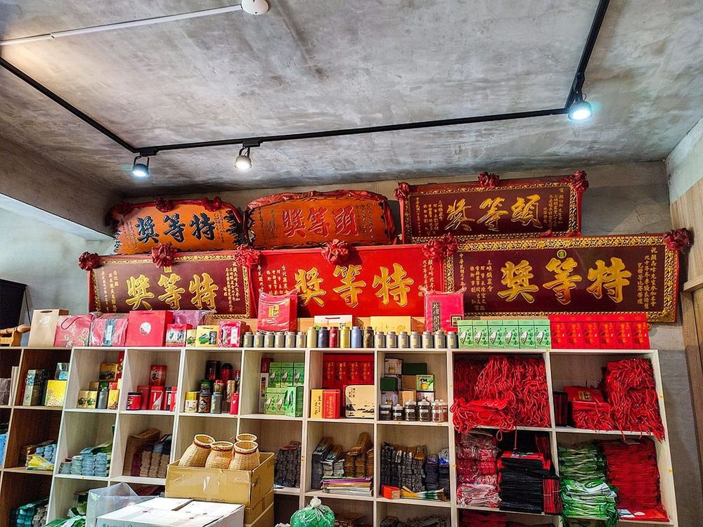 展售空間也放著無數的得獎匾額與獎牌。照片拍攝者：三峽學教師社群 / 拍攝日期：2022/07/24