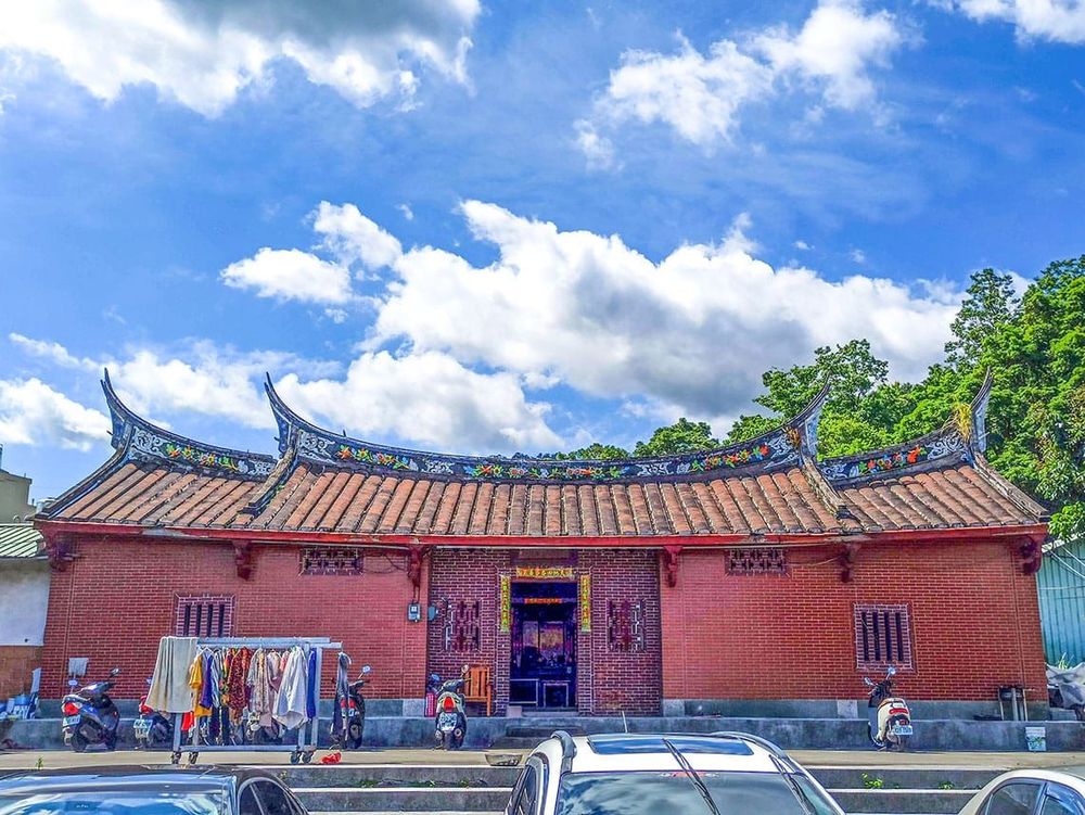 通過三角湧大橋所看見第一間古色古香的閩南式建築就是蘇萬利祖厝。照片拍攝者：三峽學教師社群 / 拍攝日期：2022/07/24