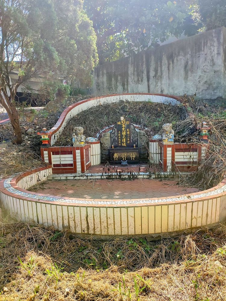 在劉厝與蘇厝的附近有兩座劉家的祖墳。照片拍攝者：三峽學教師社群 / 拍攝日期：2022/07/25