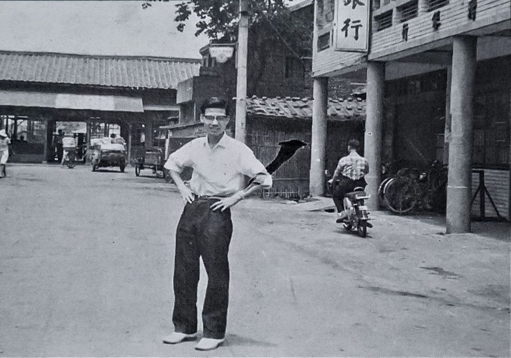 吳志榮醫師於車前街。照片拍攝者：景慶社區發展協會