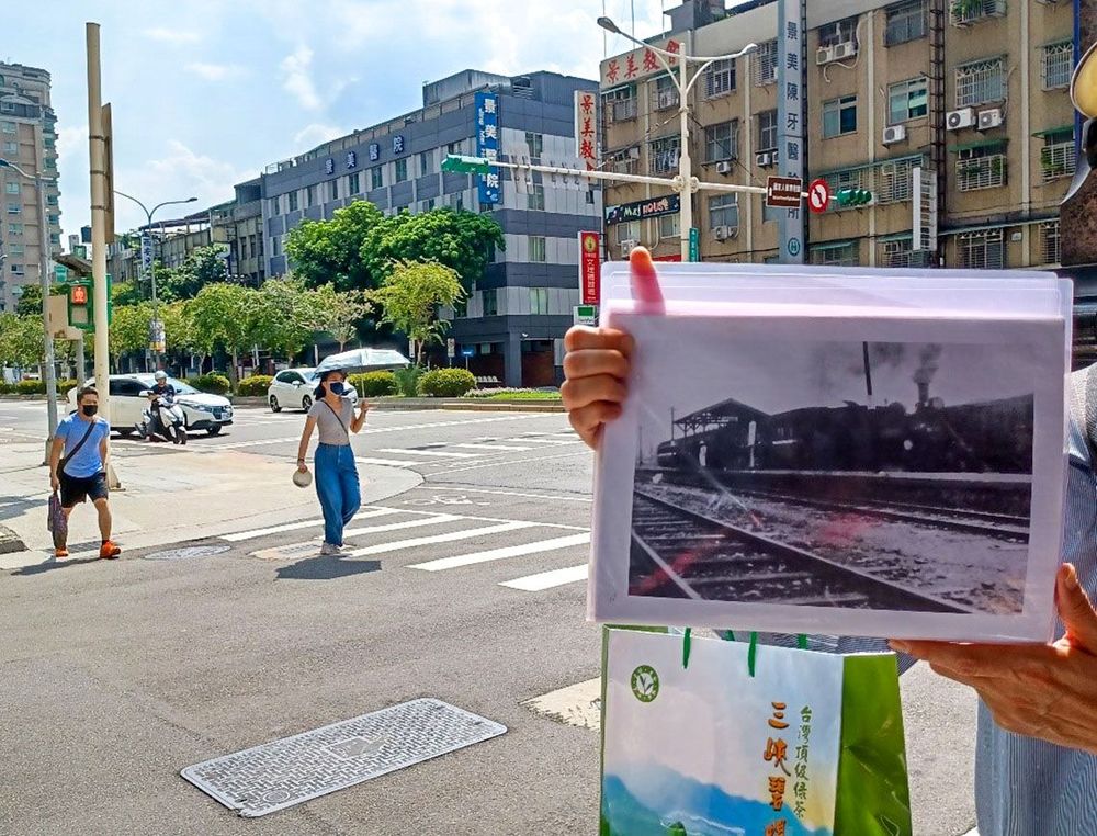 萬新鐵路景美站古今對照。照片拍攝者：黃君琪 / 拍攝日期：2022/08/27