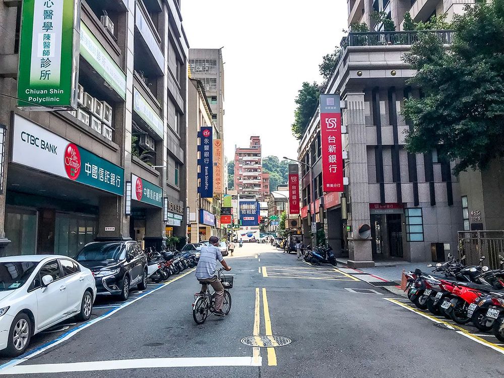 車前路兩旁高樓林立。照片拍攝者：方文樹 / 拍攝日期：2022/09/15