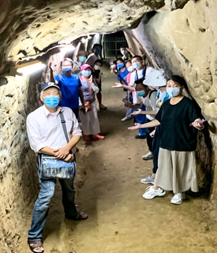 和夏聖禮老師一起進入引水石硿。照片拍攝者：黃君琪 / 拍攝日期：2022/08/27