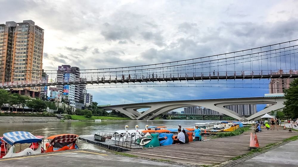 碧潭吊橋及高速公路碧潭橋。照片拍攝者：賴素卿 / 拍攝日期：2022/09/04