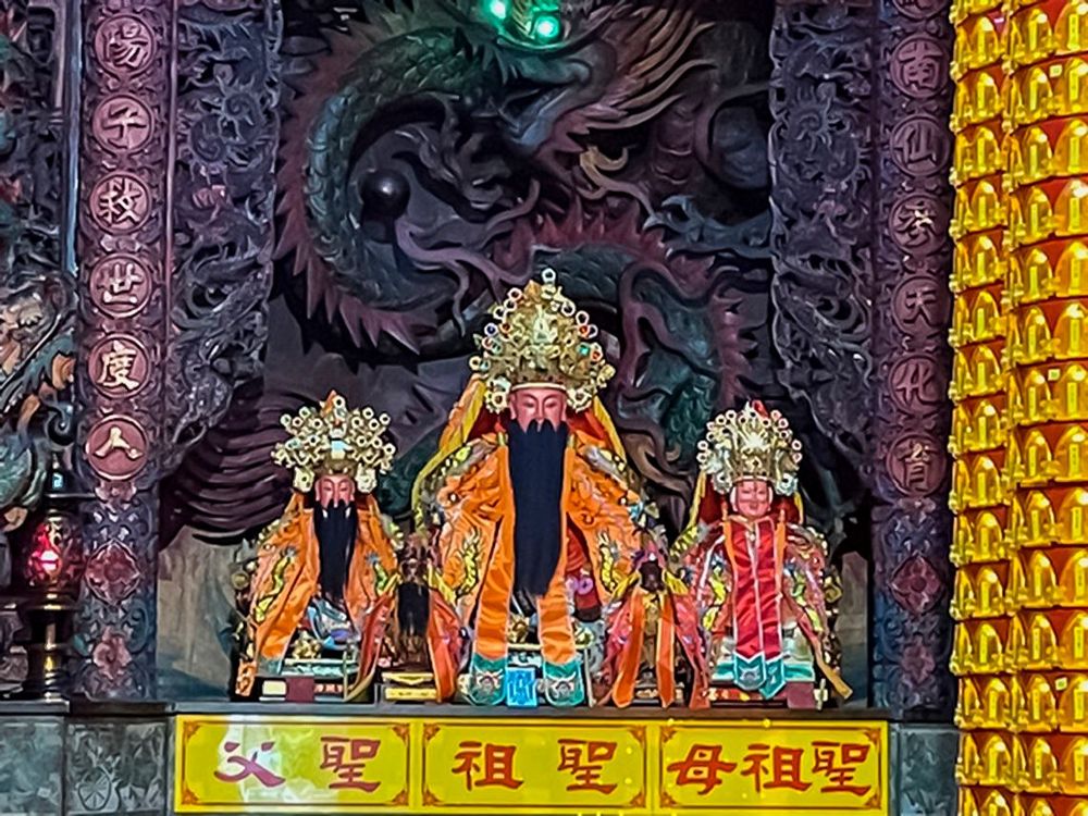 正殿龍邊：奉祀開漳聖王之祖父(陳犢)、祖母(魏太夫人)、父親(陳政)。照片拍攝者：陳粉 / 拍攝日期：2022/09/09
