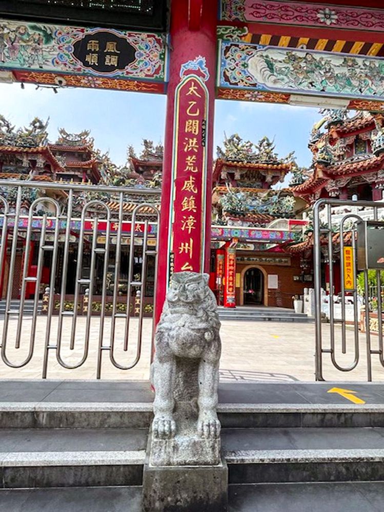 山門內側二邊為文山神社拆除後保留下來的的狛犬（高麗犬）。照片拍攝者：陳粉 / 拍攝日期：2022/09/09