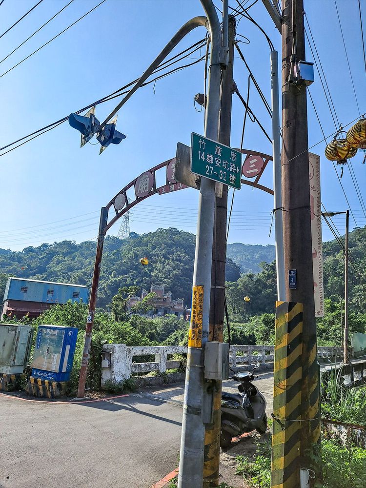 進廟路口橋頭的鐵架招牌。照片拍攝者：張銓津 / 拍攝日期：2022/08/13