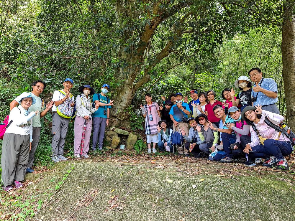 故居後方的三粒石土地公。照片提供者：張銓津 / 拍攝日期：2023/08/26