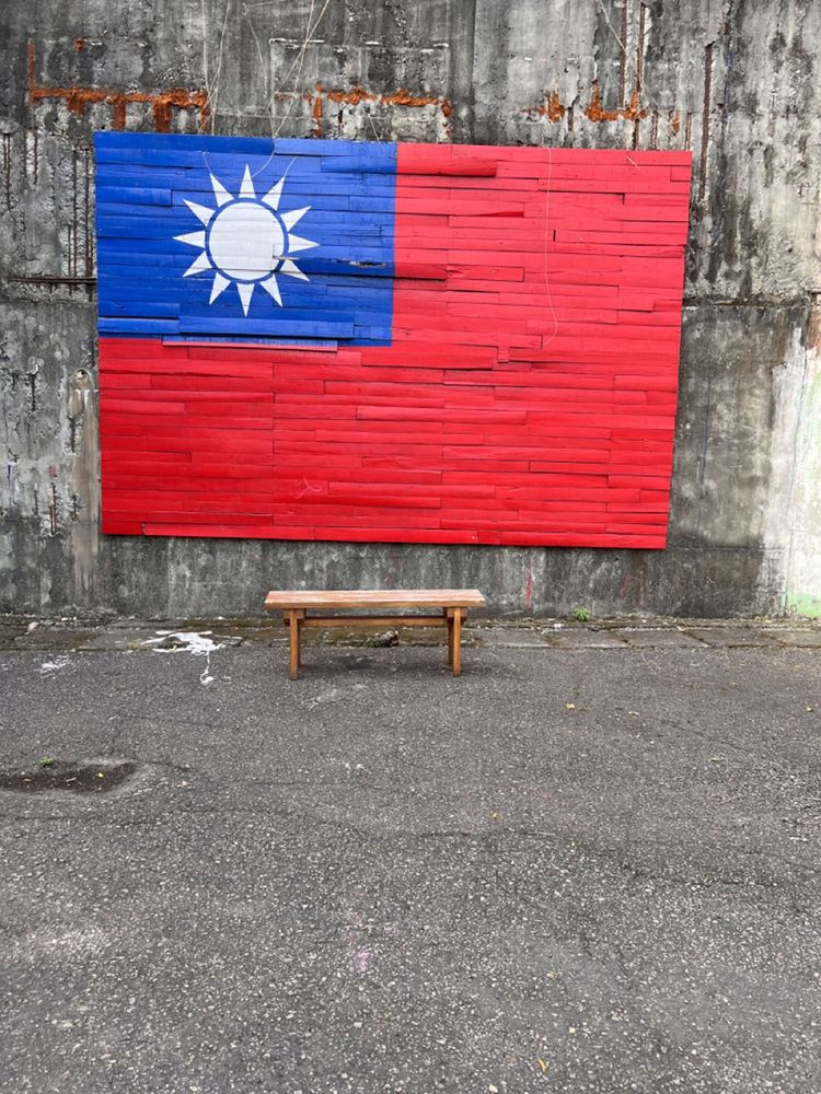 以木片批貼而成的巨型國旗。照片提供者：姜佳安 / 拍攝日期：2023/04/09