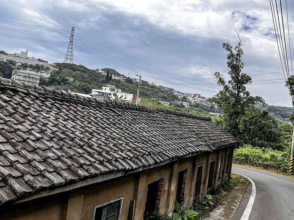 屋頂上排列整齊的黑瓦。照片提供者：鄧娜娜 / 拍攝日期：2023/06/19