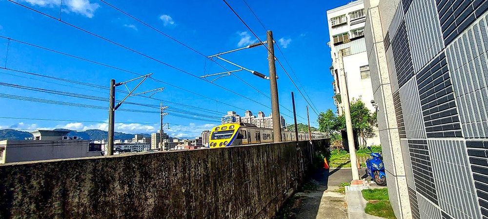 尖山埔路後巷與火車僅有一人寬間距。照片提供者：江明泱 / 拍攝日期：2023/09/13