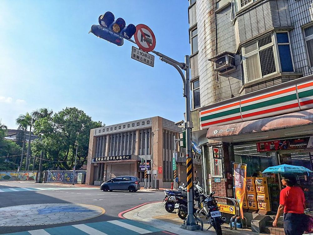尖山埔路最重點是陶瓷老街段結束在育英街相接的路口，過勒育英街的同慶里活動中心是本地重要活動場地。照片提供者：江明泱 / 拍攝日期：2023/09/13