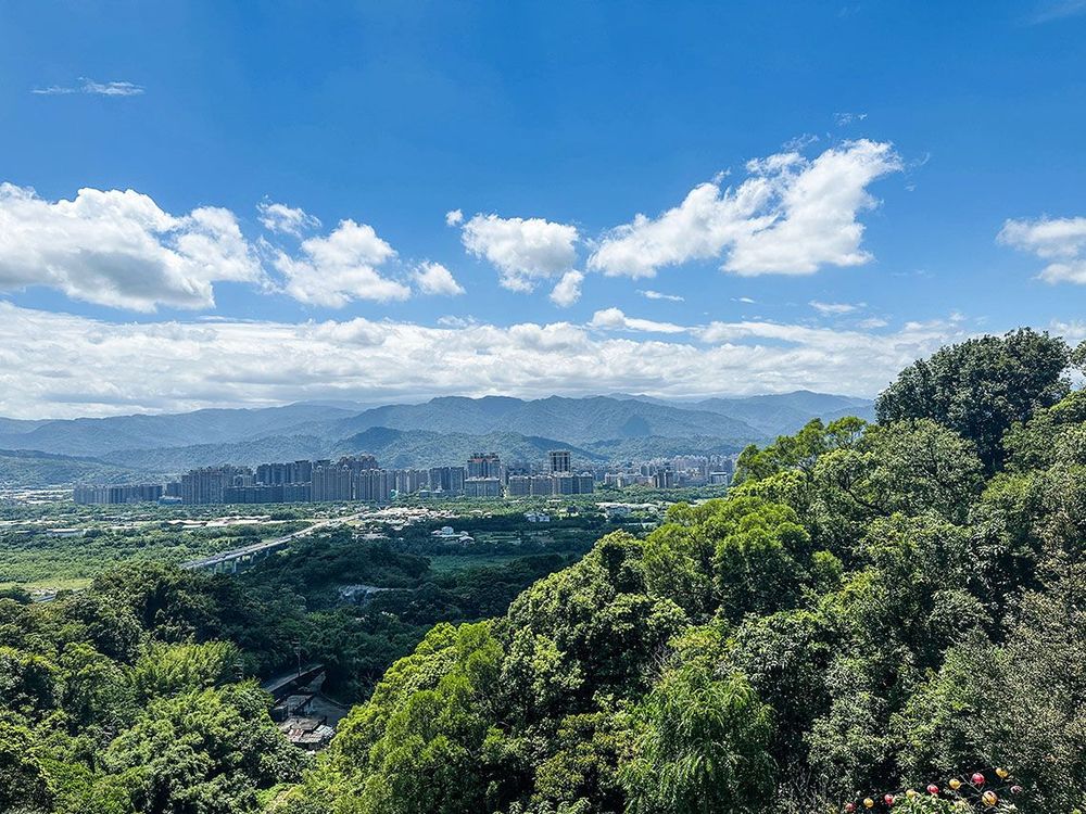 碧龍宮廣場遠眺北大社區。照片提供者：林美惠 / 拍攝日期：2023/08/14