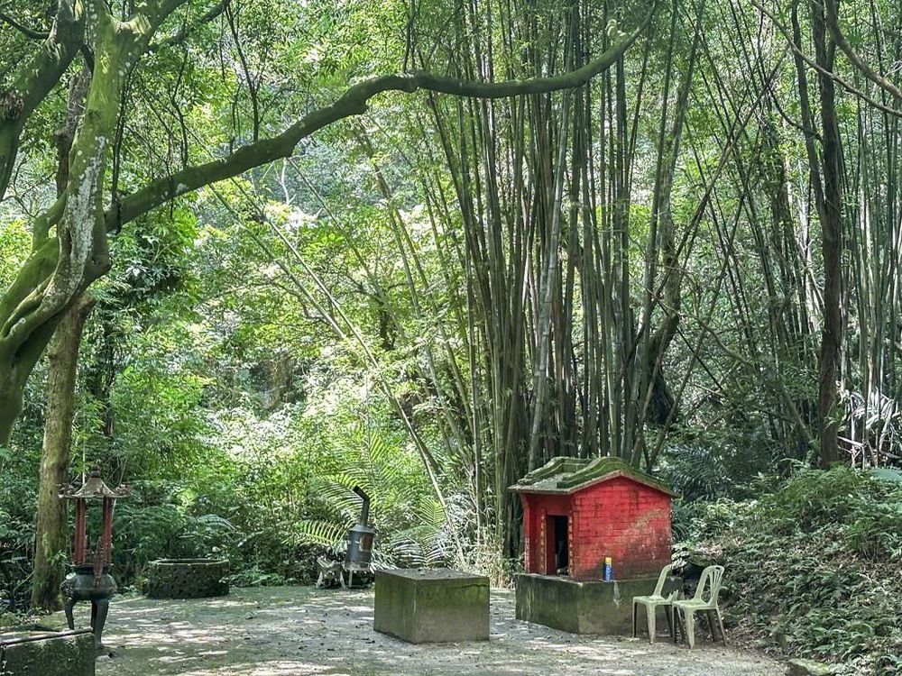 竹林間的土地公廟。照片提供者：林美惠 / 拍攝日期：2023/08/27