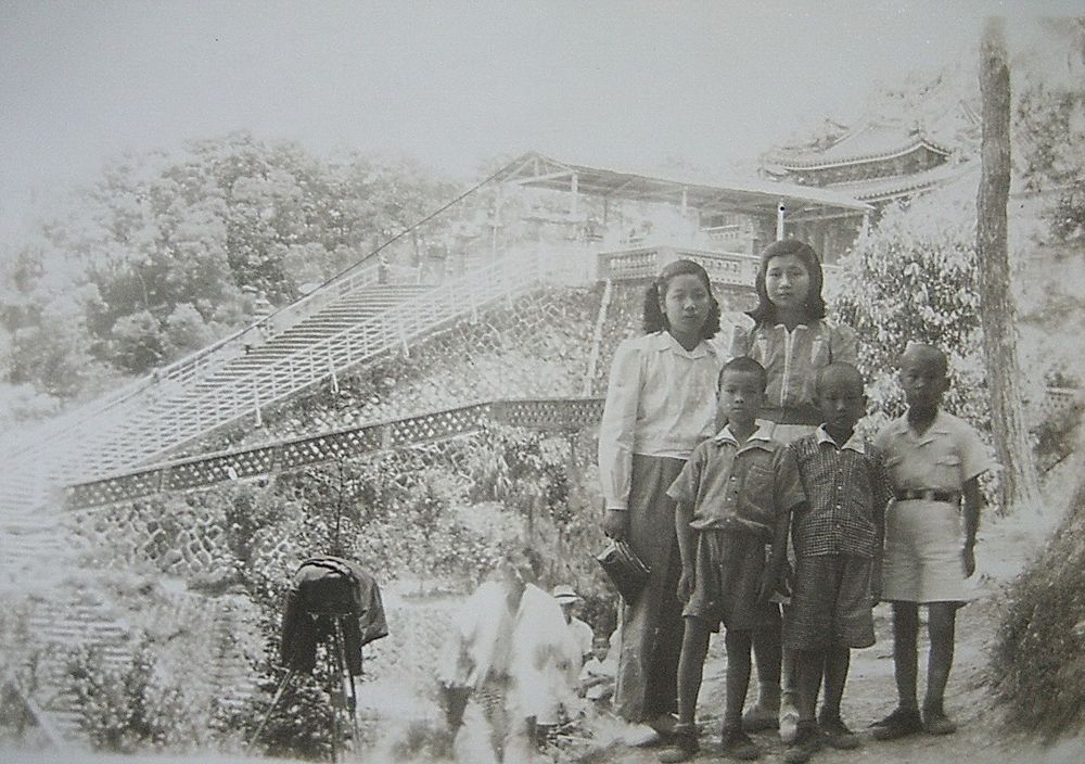 李景光館長小學四年級仙公廟旅遊照片（前方左一是李景光館長）。/提供者：李景光