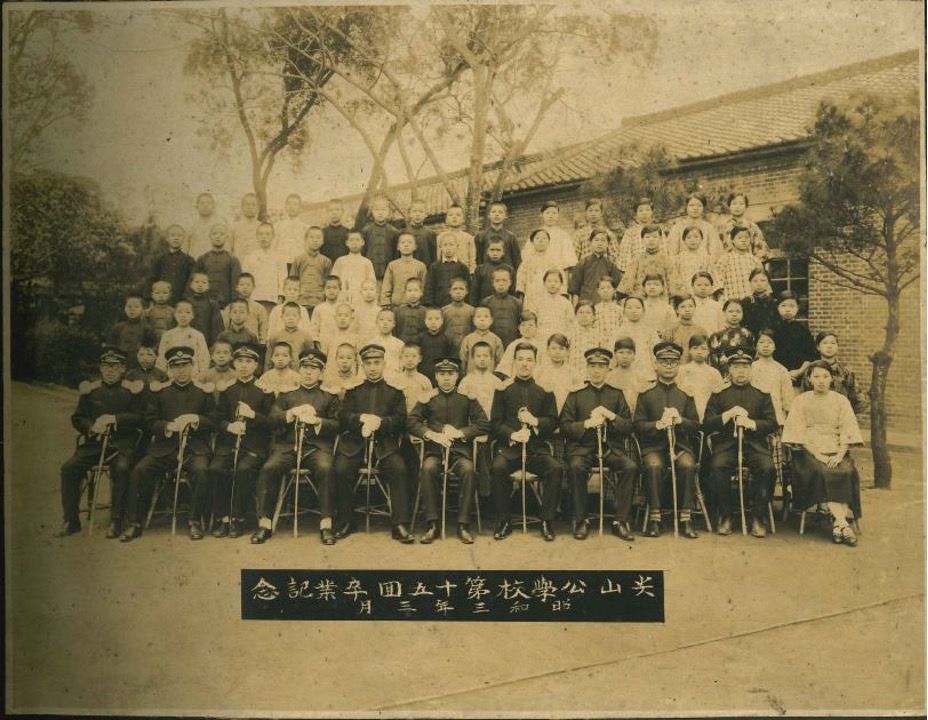 李梅樹與尖山公學校學生之畢業合照。/提供者：李梅樹紀念館