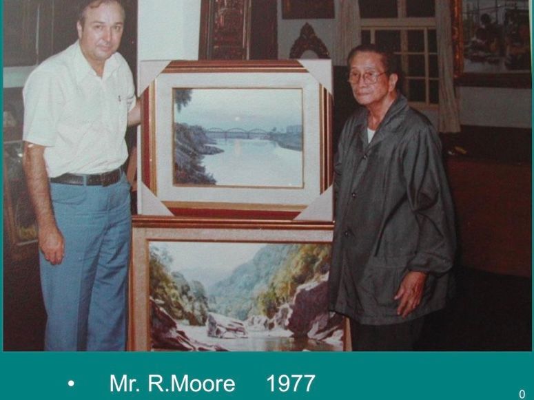 1977年李梅樹贈《生命》予Mr. Moore時合影。/提供者：李梅樹紀念館