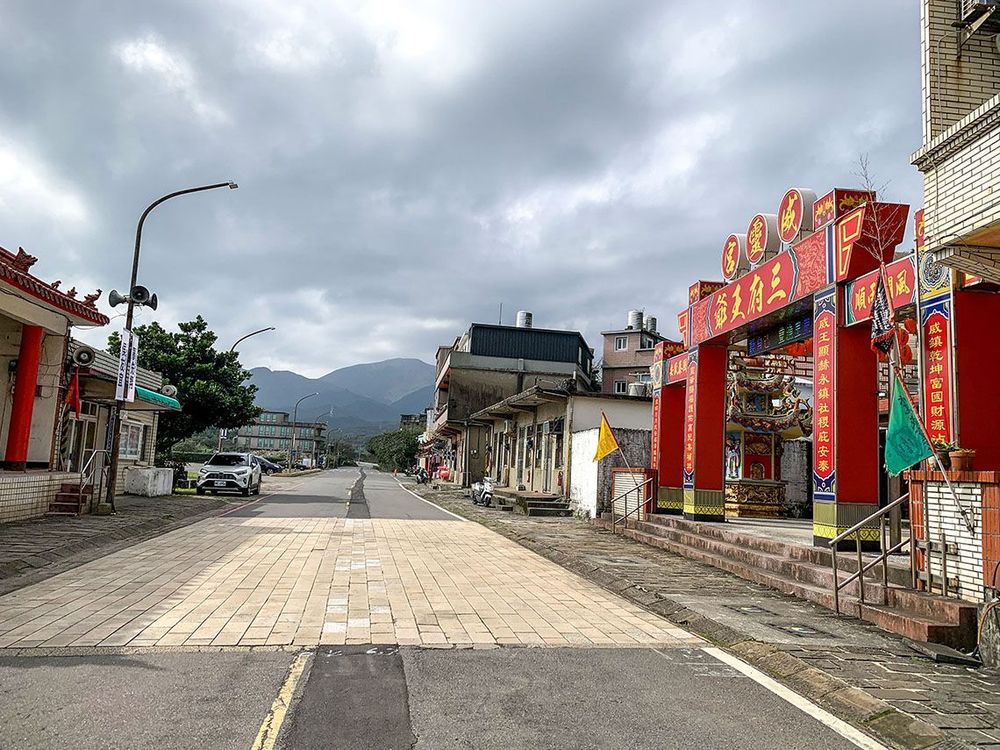 從大馬路可以看到廟，光武坑道入口隱身在廟後。照片拍攝者：張珈綺 / 拍攝日期：2024/1/2